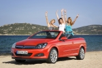Topmodels zum Shooting im Opel Astra TwinTop