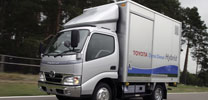 Zehn Jahre Hybrid-Nutzfahrzeuge bei Toyota