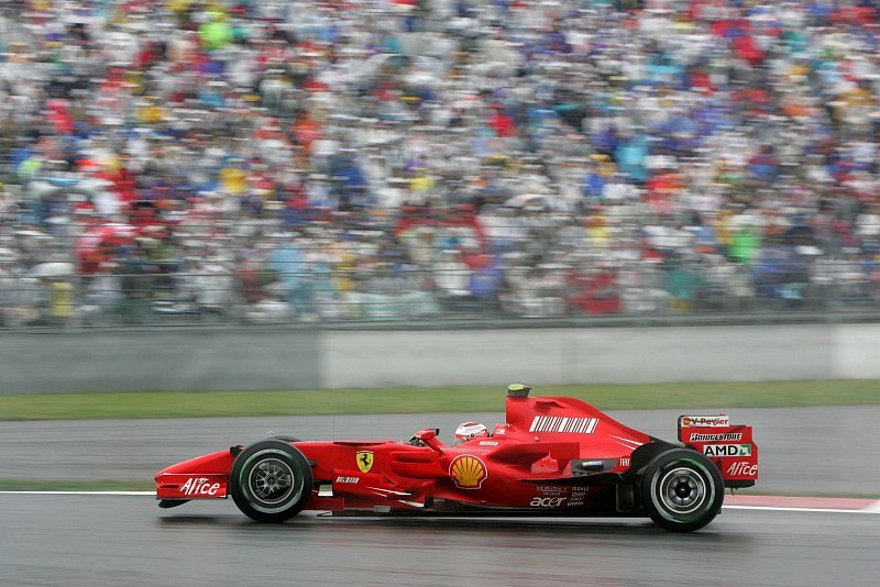 1. Freies Training: Ferrari legt vor