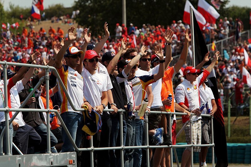 Fahrerkarussell: Alle schauen auf Alonso