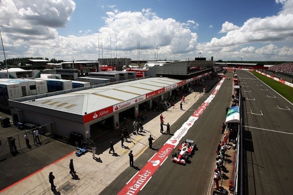 Neue Boxenmauer in Silverstone: Nach den Sicherheitsregeln der FIA