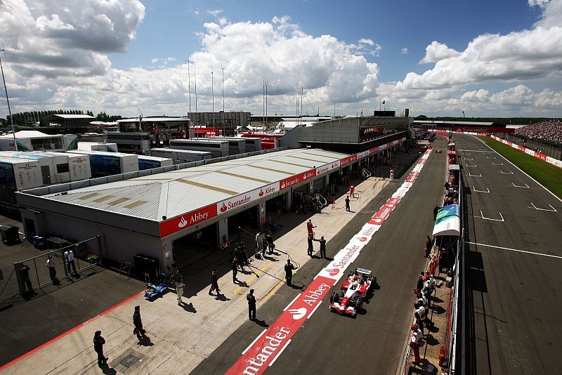 Neue Boxenmauer in Silverstone: Nach den Sicherheitsregeln der FIA