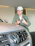 Schauspieler Markus Majowski holte Volkswagen Touareg in Wolfsburg ab. Foto: Auto-Reporter/Volkswagen