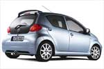 Toyota Aygo mit 15-Zoll-Alus, Mittelauspuff und Dachspoiler aus dem Werkszubehör