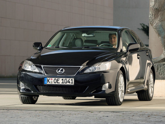 Lexus präsentiert IS 220 D 