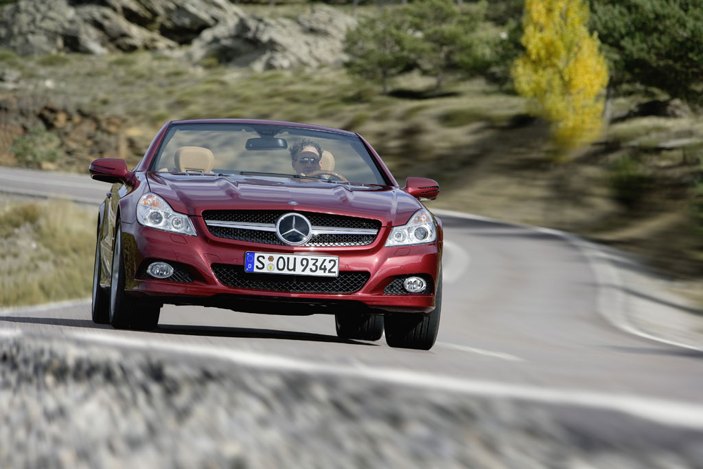 Mercedes SL mit aggressivem Blick