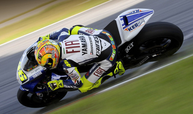 Sepang, Tag 2: Rossi bleibt vorne