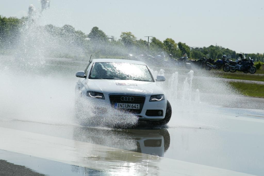 Autoverkäufer testen Fahrerassistenzsysteme