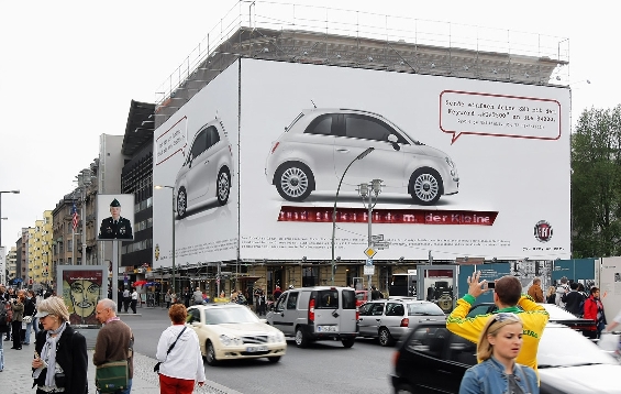 Fiat 500 hängt als Riesenposter am Checkpoint Charlie