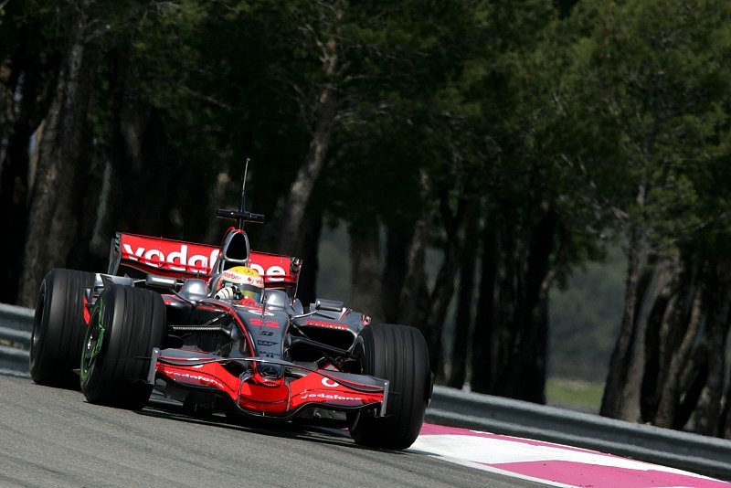 Hamilton beginnt mit Testbestzeit: Auftakt in Le Castellet