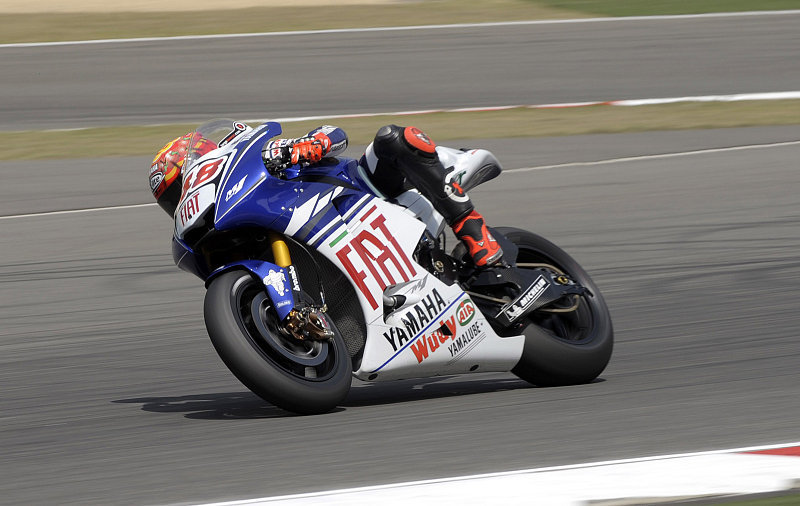 Lorenzo stürzt, Pedrosa führt: Spanien bleibt im Gespräch