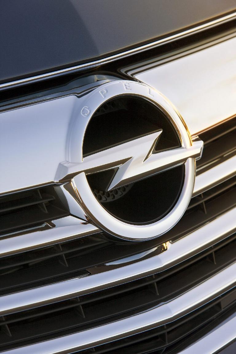 Opel mit neuem Logo 