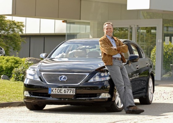 Peter Kraus geht im Lexus LS 600h L auf Tournee