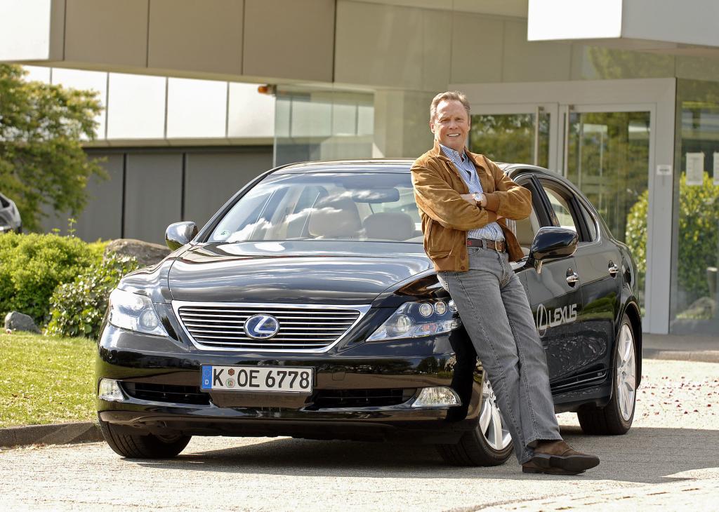 Peter Kraus geht im Lexus LS 600h L auf Tournee