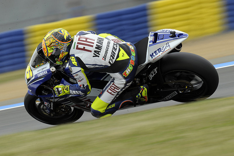 Rossi führt Yamaha-Dreifachsieg an: Nur die Regentropfen störten