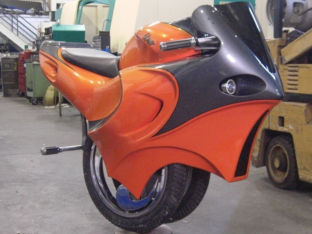 Uno: Unterwegs auf halbem Motorrad