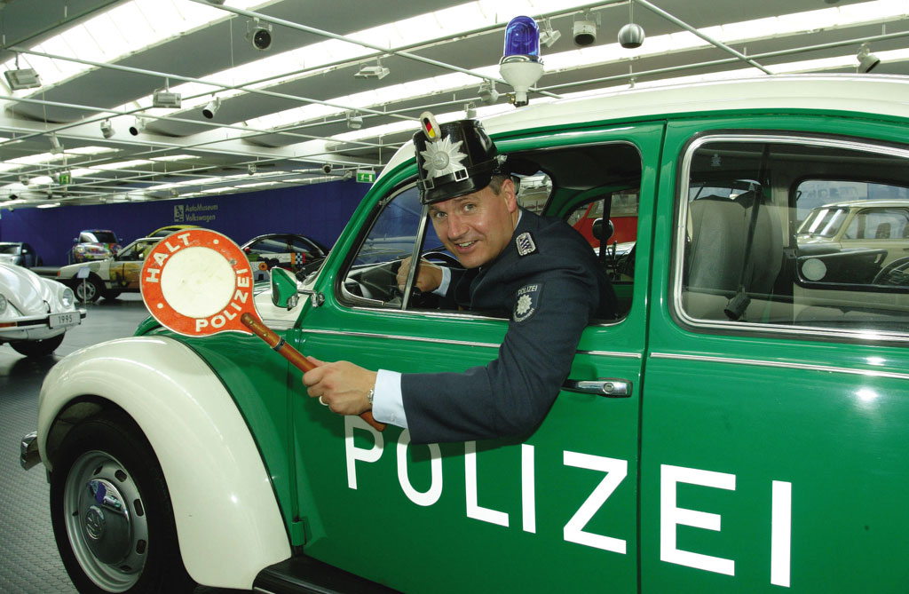 Drei Volkswagen Käfer rollen aus Slowenien an