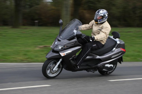 Fahrbericht Piaggio XEvo 400: Business Class in 14 Zoll 