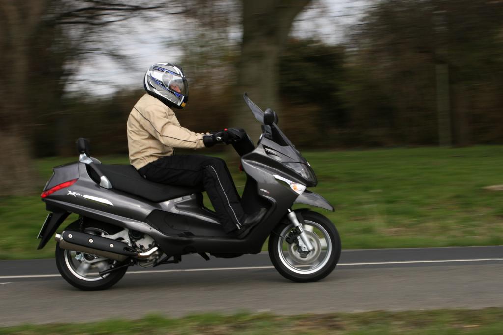Fahrbericht Piaggio XEvo 400: Business Class in 14 Zoll 