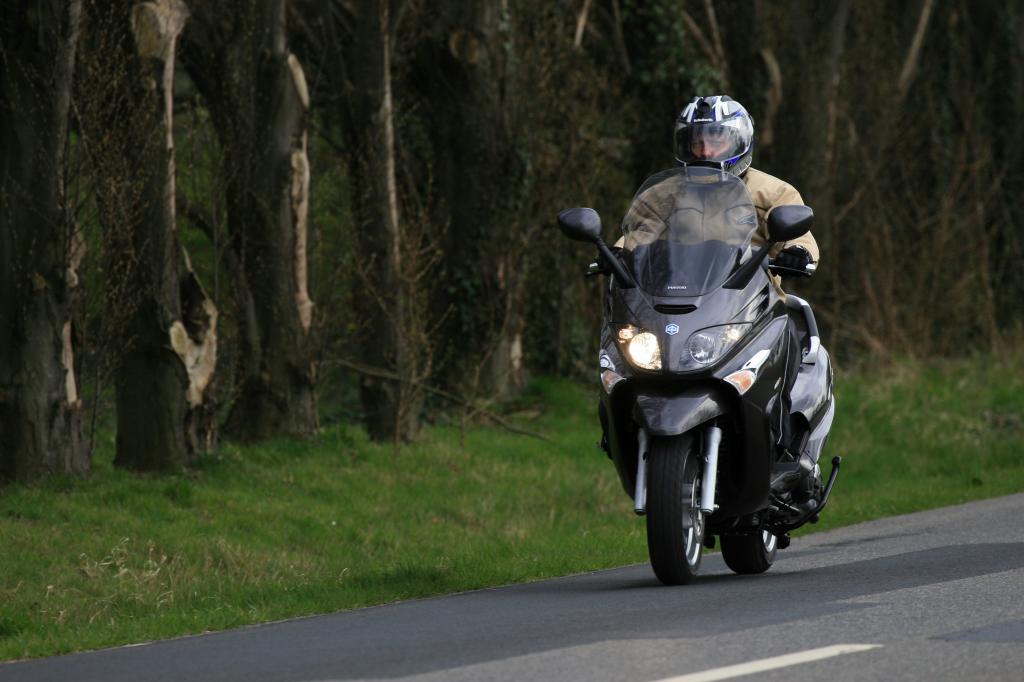 Fahrbericht Piaggio XEvo 400: Business Class in 14 Zoll 