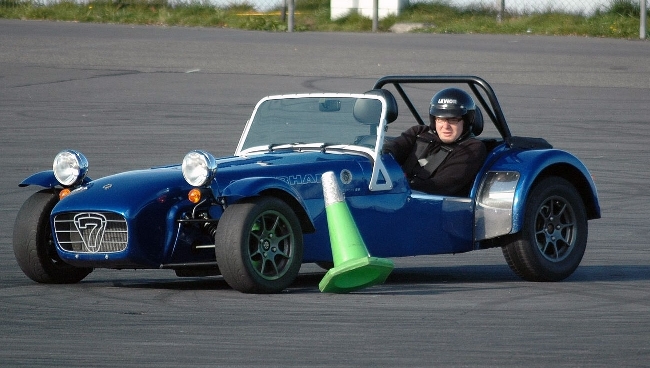 Im Caterham die Grenzen der Fahrphysik ausloten