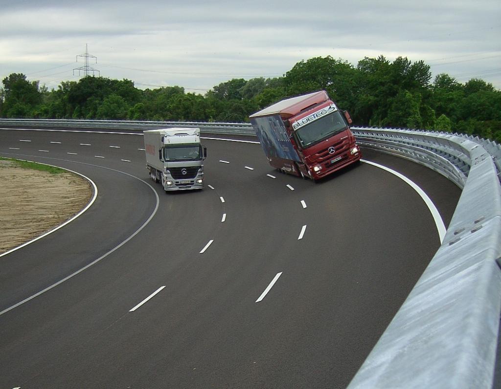 Mercedes-Benz eröffnet Entwicklungs- und Versuchszentrum für Lkw