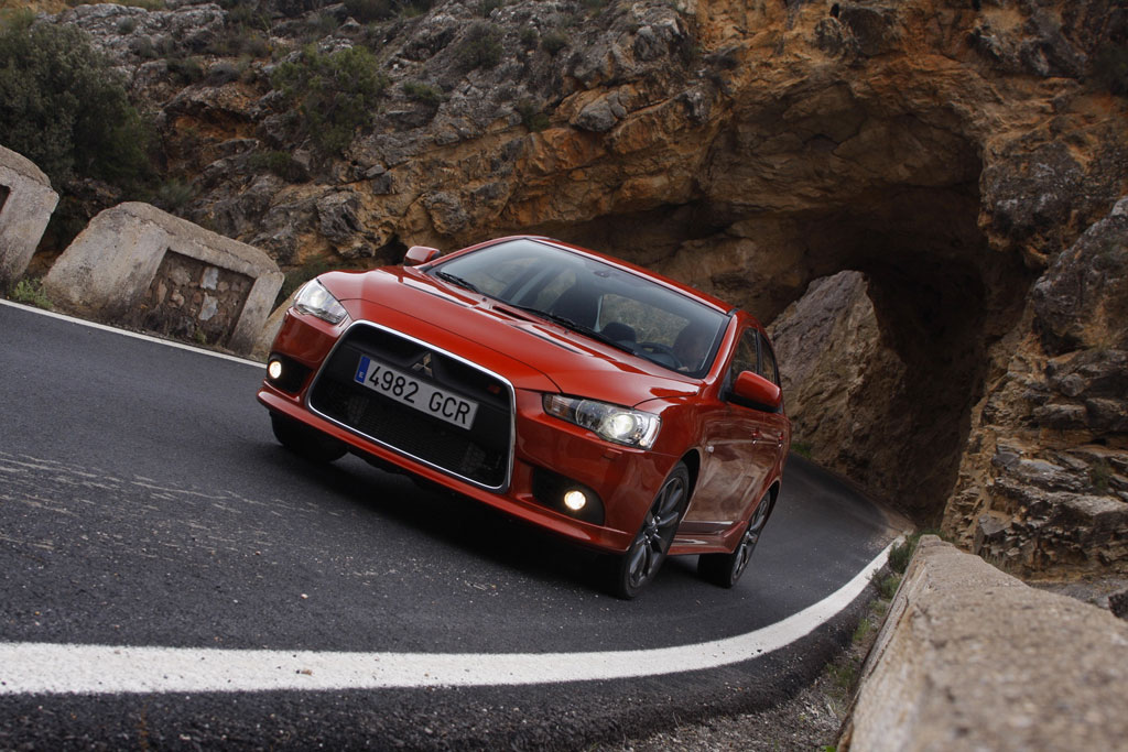 Mitsubishi zeigt in Paris erstmals den Lancer Sportback und Ralliart