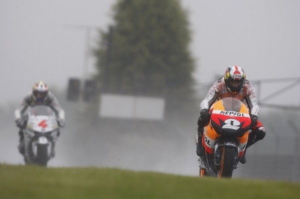 Pedrosa überzeugt im Nassen: Bunte Mischung dank schwerer Bedingungen