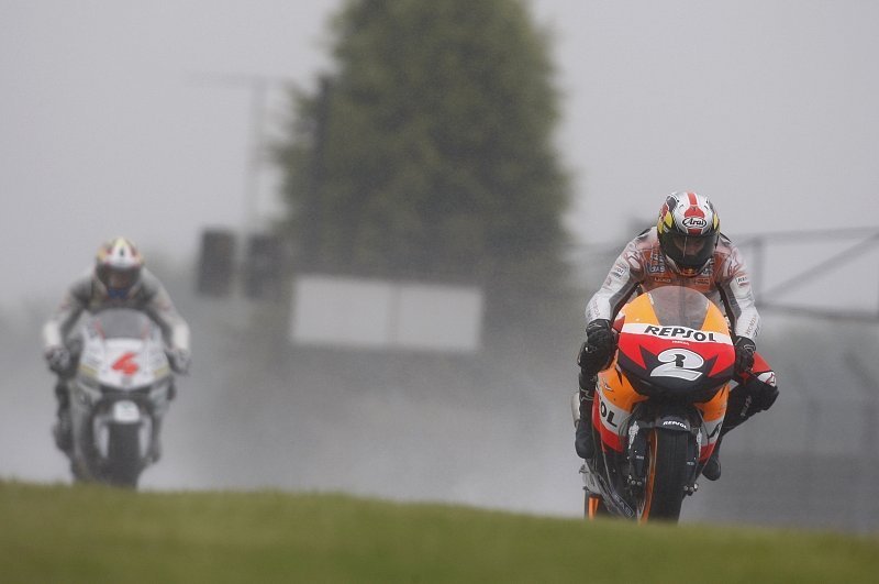 Pedrosa überzeugt im Nassen: Bunte Mischung dank schwerer Bedingungen