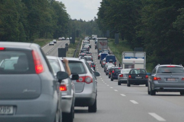 Ratgeber: Richtiges Verhalten bei Staus auf Autobahnen und Rasthöfen 