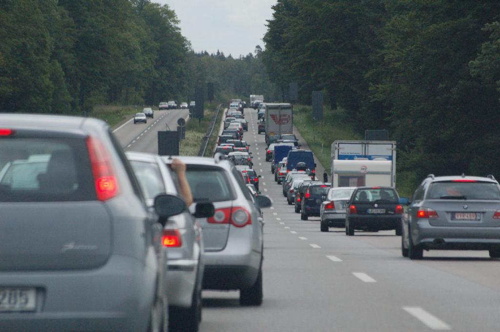 Ratgeber: Richtiges Verhalten bei Staus auf Autobahnen und Rasthöfen 