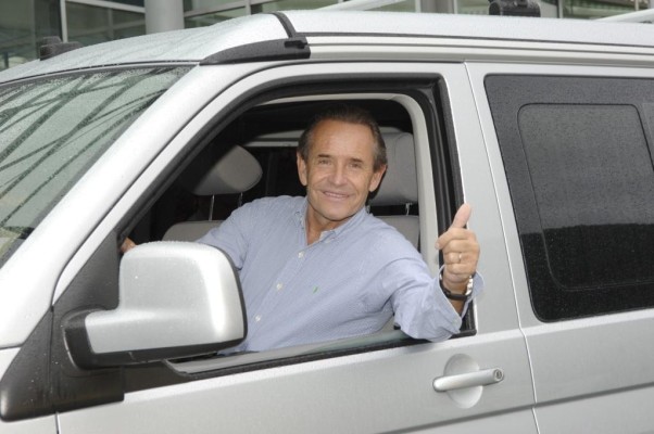 Rennfahrer-Legende Jackie Ickx reist mit Volkswagen California