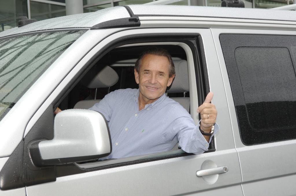 Rennfahrer-Legende Jackie Ickx reist mit Volkswagen California
