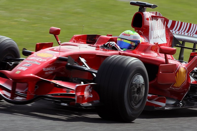 1. Training: Massa mit Unfall und Bestzeit
