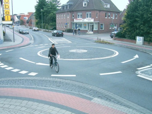 Fahrt im Kreisverkehr: Regeln im Ausland beachten 