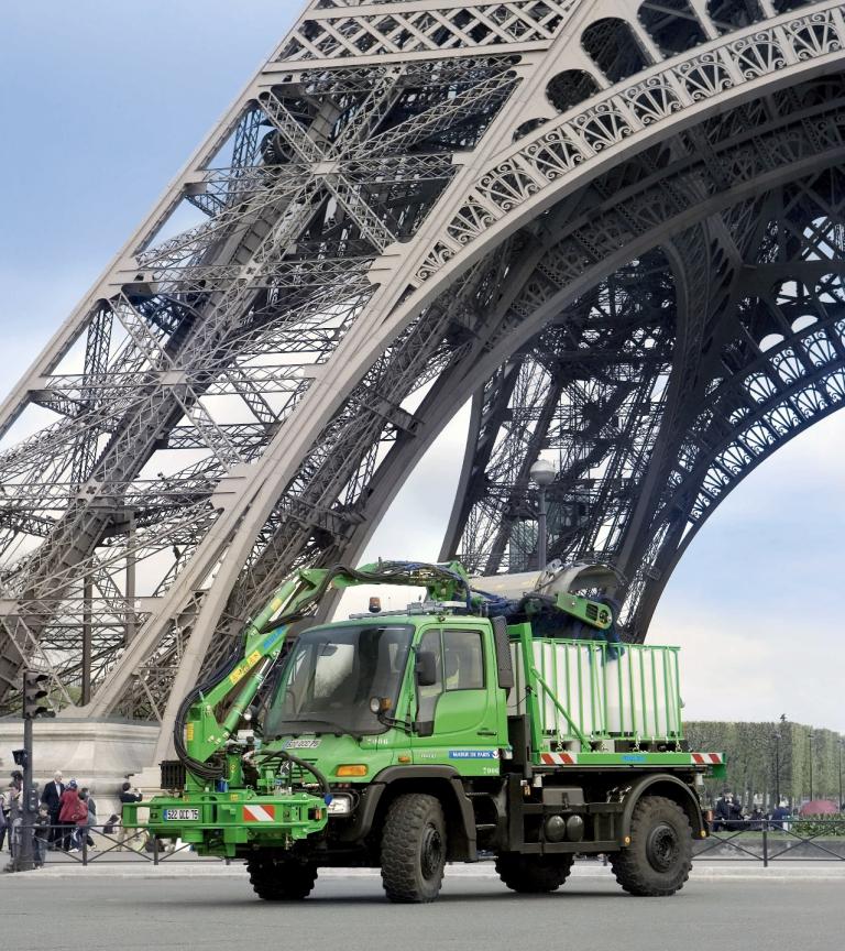 Neun Mercedes-Benz Unimog U 400 reinigen Pariser Tunnel