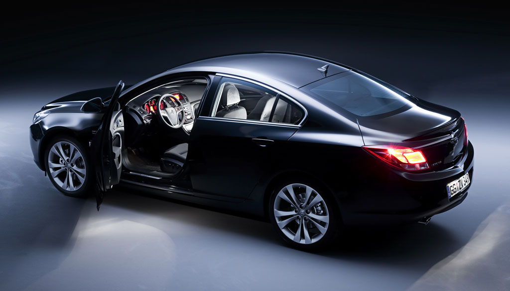 Opel Insignia feiert doppelte Premiere bei der London Motorshow