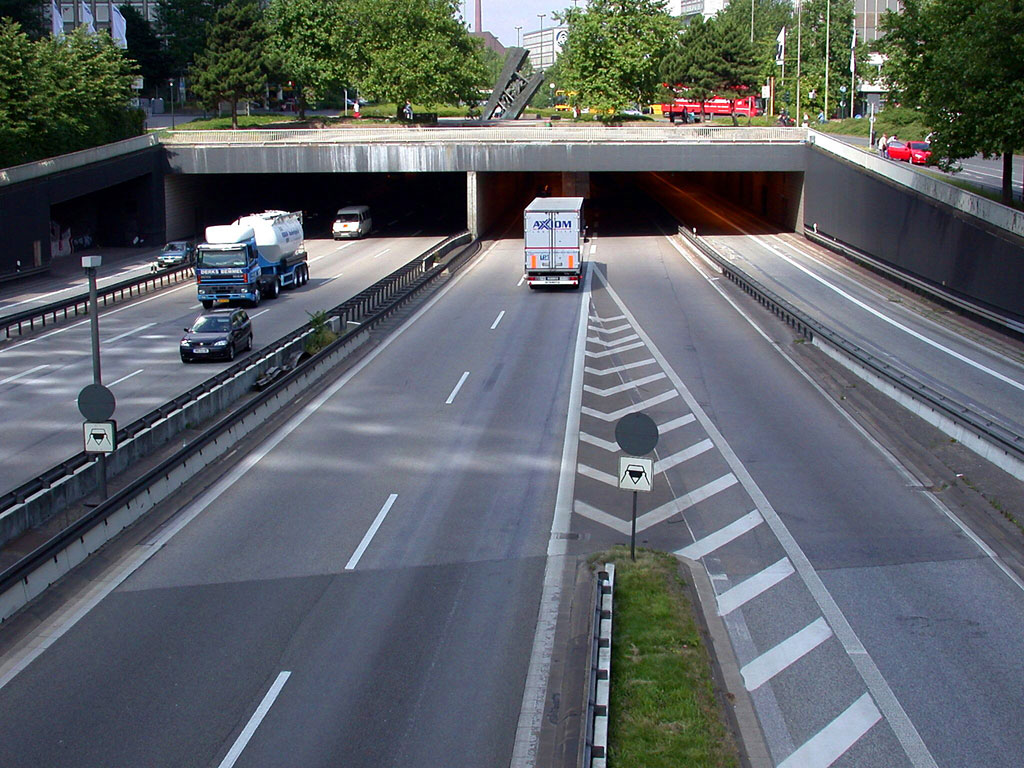 Recht: Schraffierte Flächen sind kein Fußgängerüberweg 