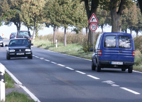 Schutzplanken gegen Baumunfälle 