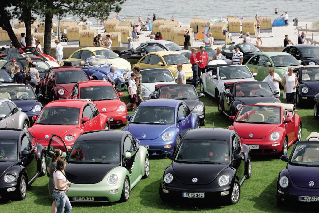 Volkswagen New Beetle-Freunde feiern in Grömitz