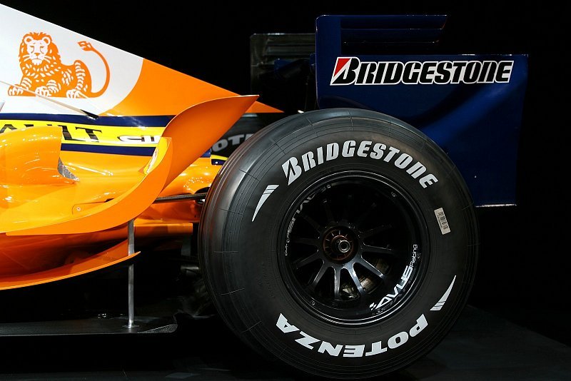 Alonso untersucht die Reifen: Der Trick mit den Reifen