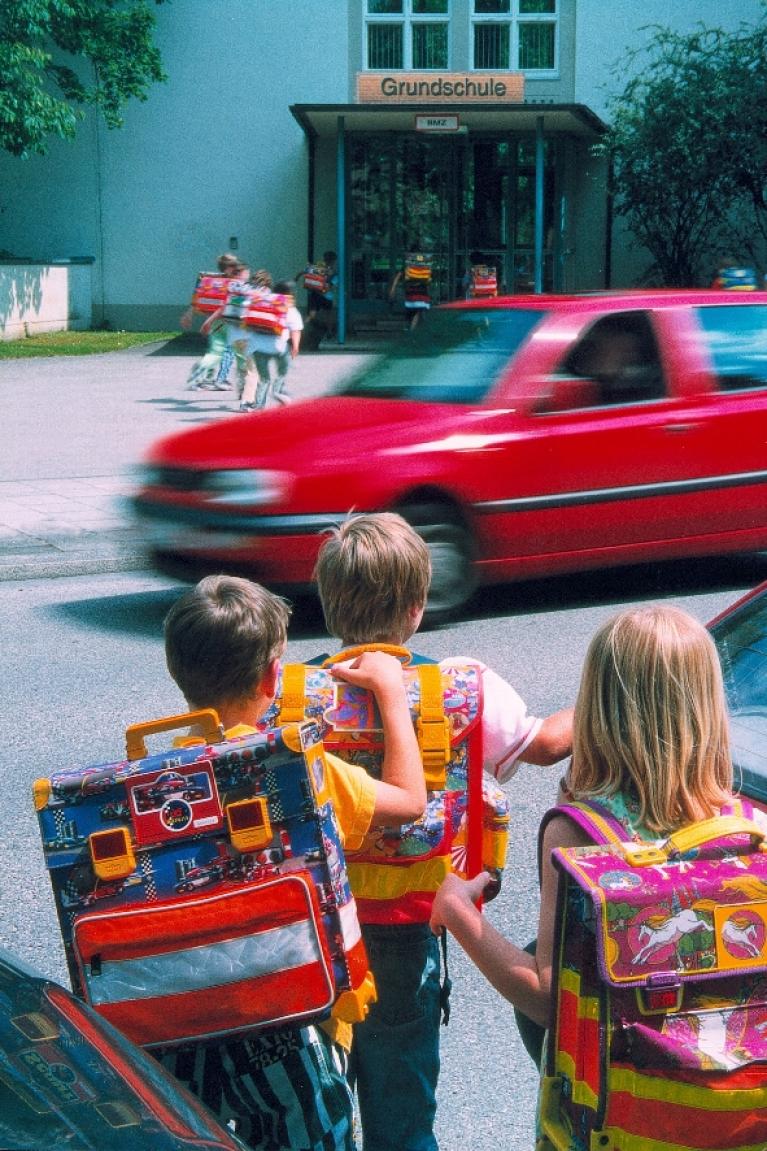 Eltern und Autofahrer können beim sicheren Schulweg helfen