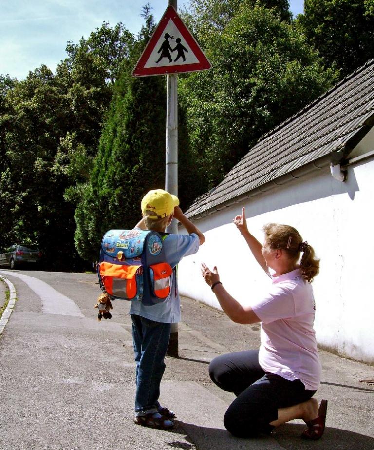 Service: Eltern und Autofahrer können beim sicheren Schulweg helfen 