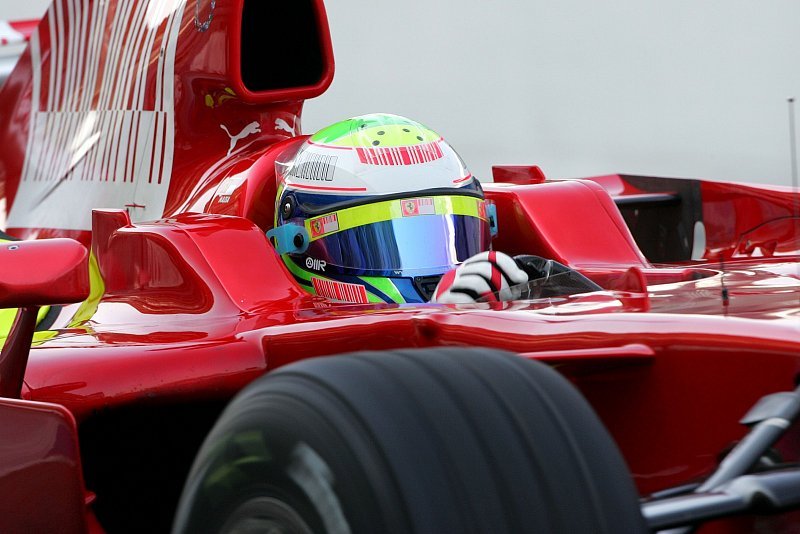 1. Training, Ferrari gibt die Pace vor: Rot vor Silber