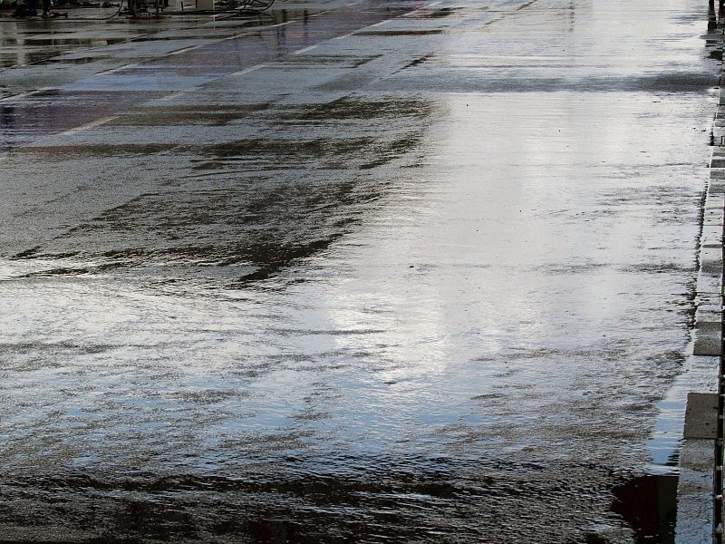 1. Training - Regen in Monza: Nass, kalt und finster