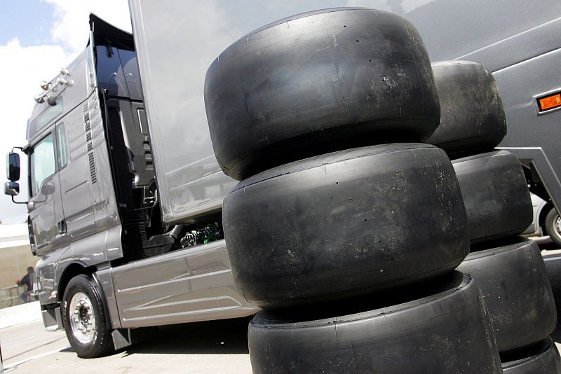 Bridgestone sucht die Reifenmarkierung: Tests und Fotos