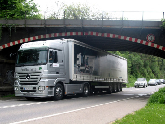 Daimler und MAN erhöhen Lkw-Preise