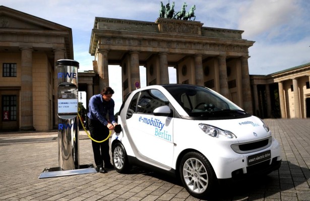 Daimler und RWE starten Großversuch mit Elektroautos in Berlin