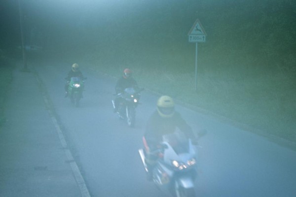 Im Herbst lauern Gefahren für Motorradfahrer 