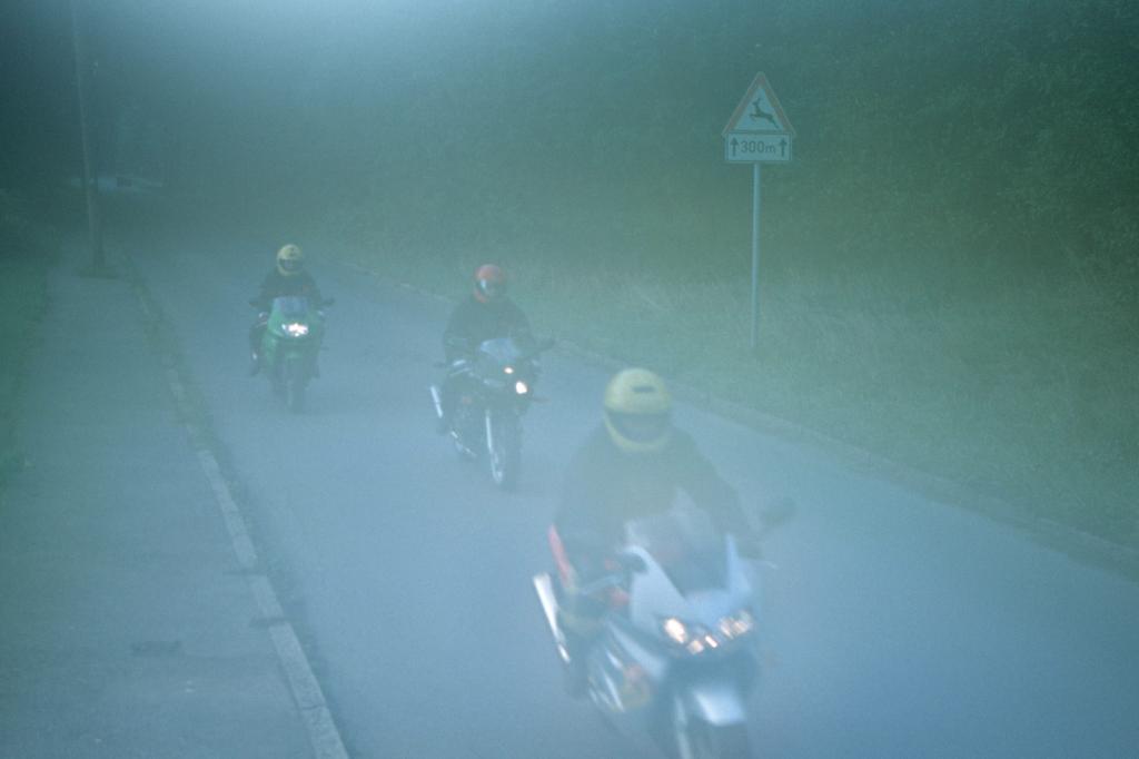 Im Herbst lauern Gefahren für Motorradfahrer 